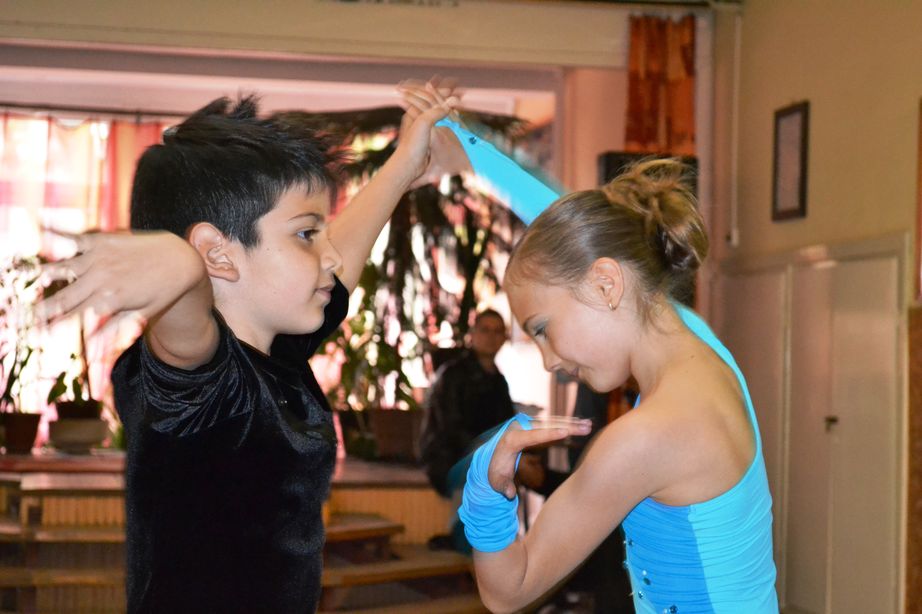 Egy fiú és egy lány együtt táncolnak
